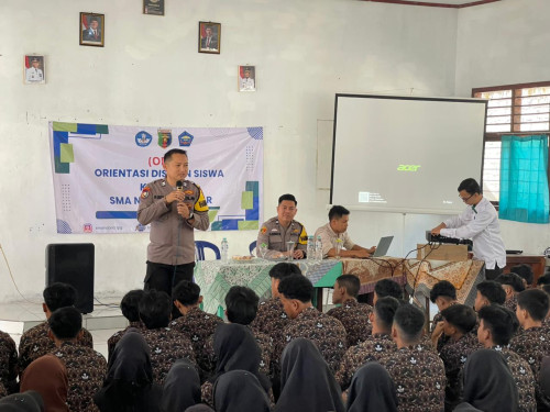 Kapolsek Natar memberikan materi tentang penyalah guna narkoba dan hukumnmya seperti apa