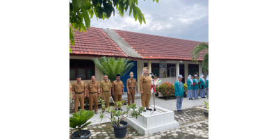 Upacara Pengibaran Bendera merah putih bersama ibu camat natar
