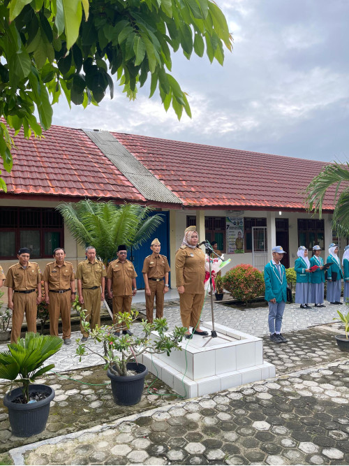 Upacara Pengibaran Bendera merah putih bersama ibu camat natar