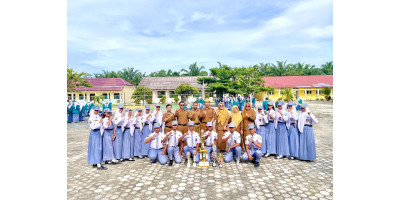 Foto bersama penyerahan Piala siswa pramuka breprestasi Tingkat Nasional dan provinsi