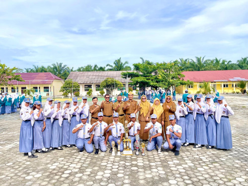 Foto bersama penyerahan Piala siswa pramuka breprestasi Tingkat Nasional dan provinsi