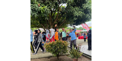 Acara jalan sehat yang diikuti oleh guru2 dan siswa -siswi smandana