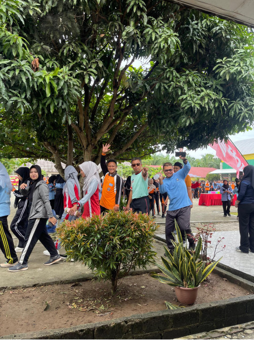 Acara jalan sehat yang diikuti oleh guru2 dan siswa -siswi smandana